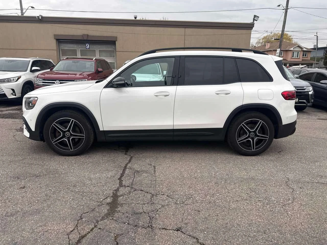 Mercedes-Benz GLB 250 4MATIC* DISTRONIC* 360КАМЕРИ* АМБИЕНТНО* , снимка 2 - Автомобили и джипове - 54482541