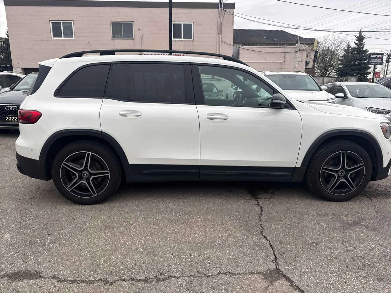 Mercedes-Benz GLB 250 4MATIC* DISTRONIC* 360КАМЕРИ* АМБИЕНТНО* , снимка 3 - Автомобили и джипове - 54482541