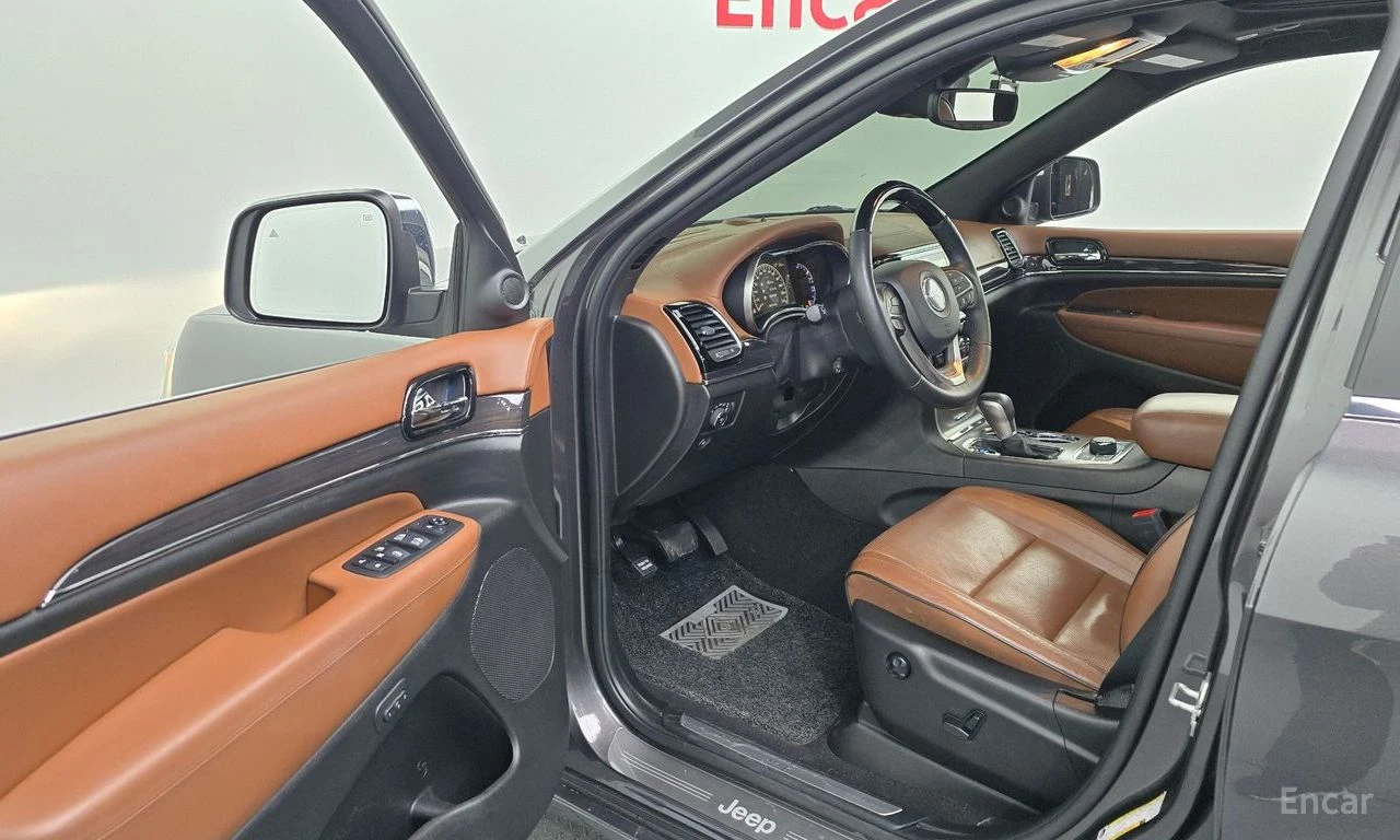 Jeep Grand cherokee 3.6* V6* 8ZF* OVERLAND* ДИСТРОНИК* ОБДУХВАНЕ* КАМЕ, снимка 6 - Автомобили и джипове - 55258995