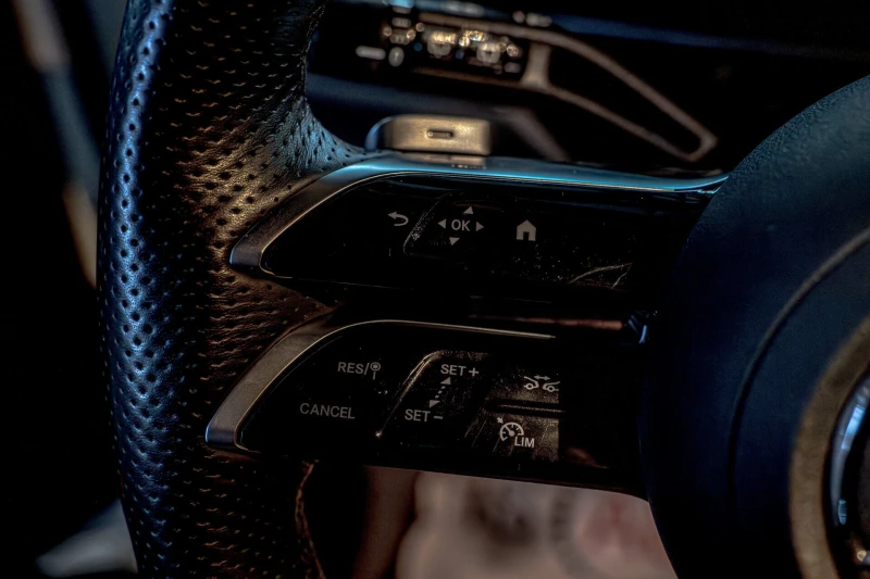 Mercedes-Benz GLC 200 4Matic/AMG/Ambient/Камера/Подгрев/Дистроник, снимка 13 - Автомобили и джипове - 53065688