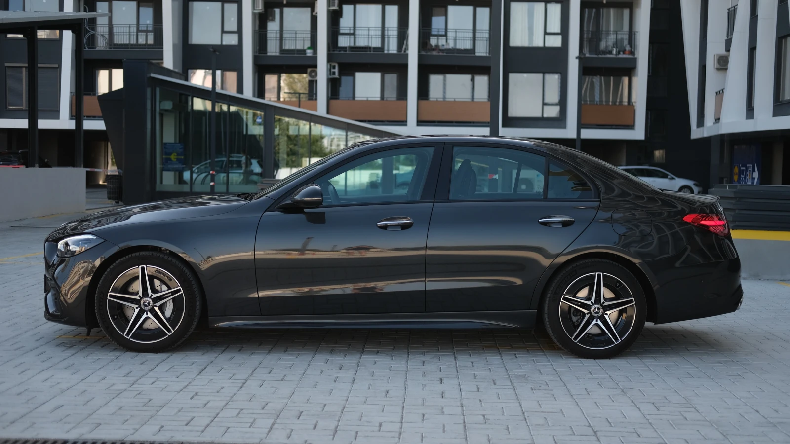 Mercedes-Benz C 300 e AMG Line - изображение 6