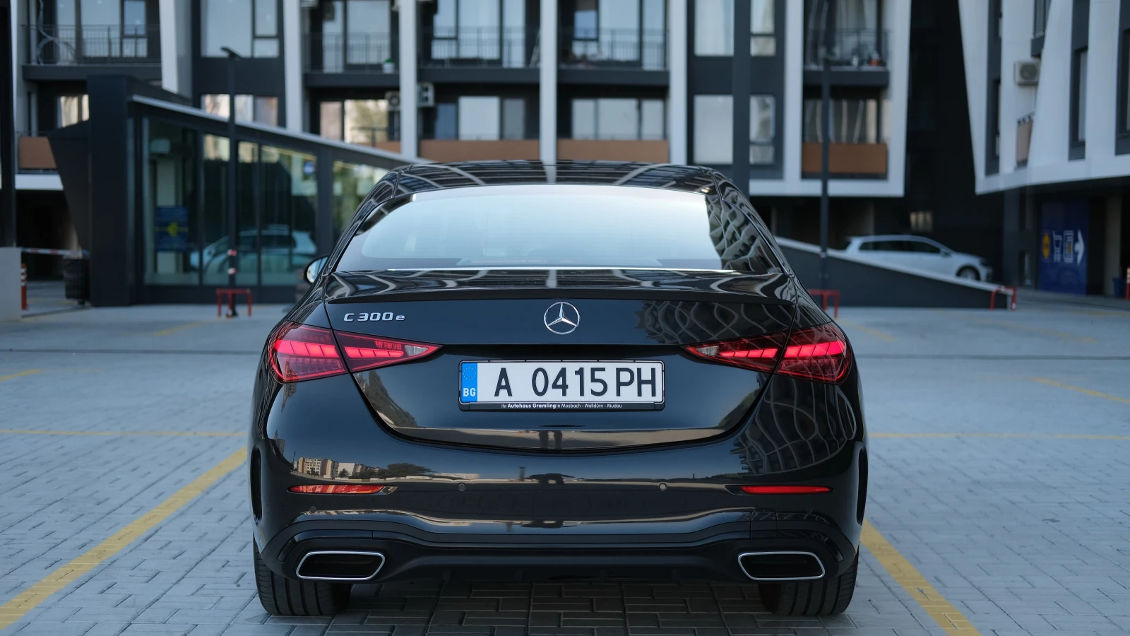 Mercedes-Benz C 300 e AMG Line - изображение 4