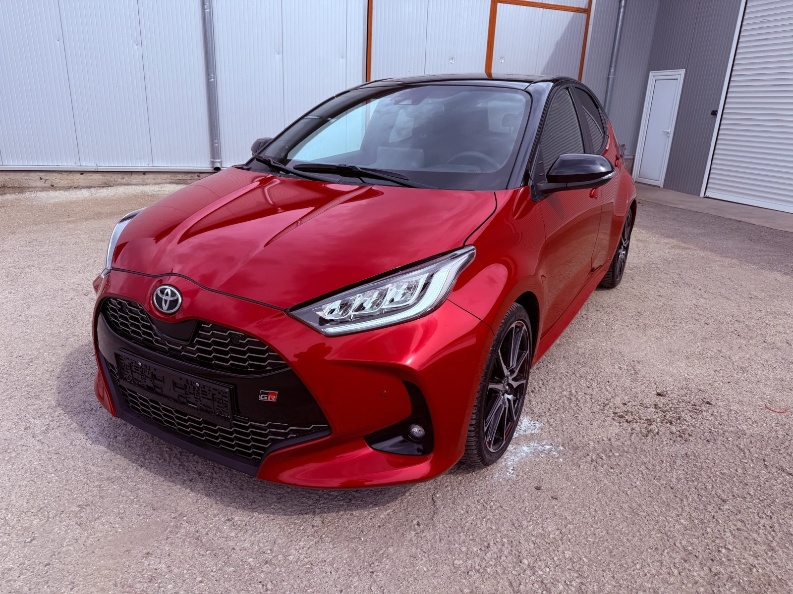 Toyota Yaris Hibrid, GR, 22000 km, снимка 2 - Автомобили и джипове - 53990144