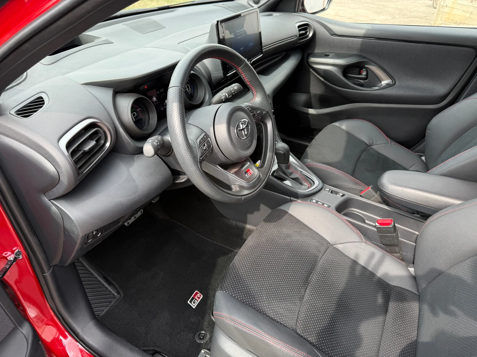 Toyota Yaris Hibrid, GR, 22000 km, снимка 10 - Автомобили и джипове - 53990144