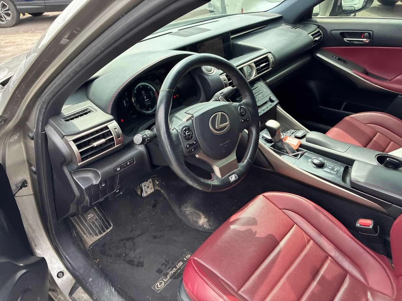 Lexus IS 350 * 4dr Sdn AWD * АВТОКРЕДИТ БЕЗ ПЪРВОНАЧАЛНА ВНОСКА, снимка 5 - Автомобили и джипове - 55323559