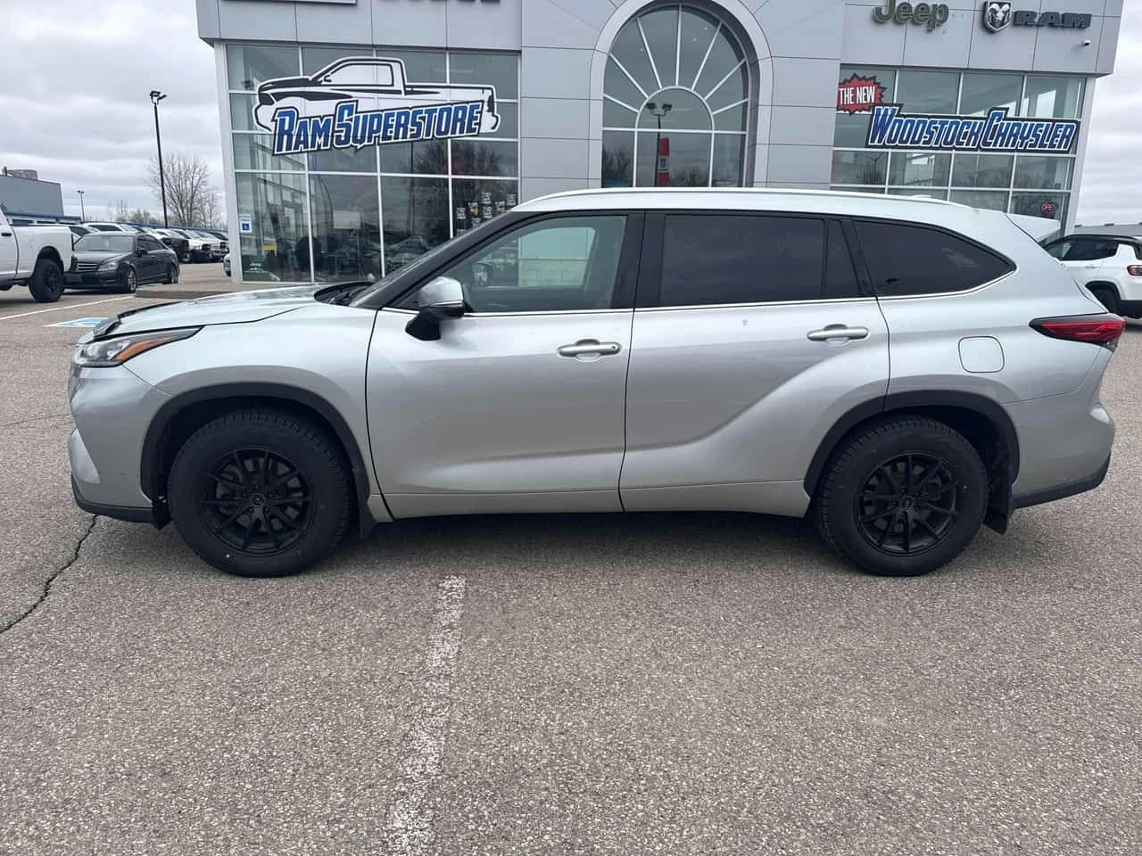 Toyota Highlander XLE/CARFAX/ПОДГРЕВИ/ШИБИДАХ/ЛИЦЕНЗИРАН ПРОДАВАЧ, снимка 3 - Автомобили и джипове - 54122888