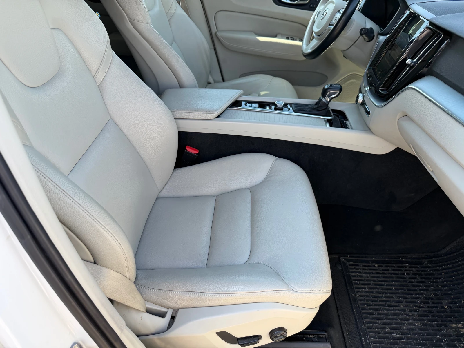 Volvo XC60 2.0 T5 AWD MOMENTUM, снимка 11 - Автомобили и джипове - 54966602