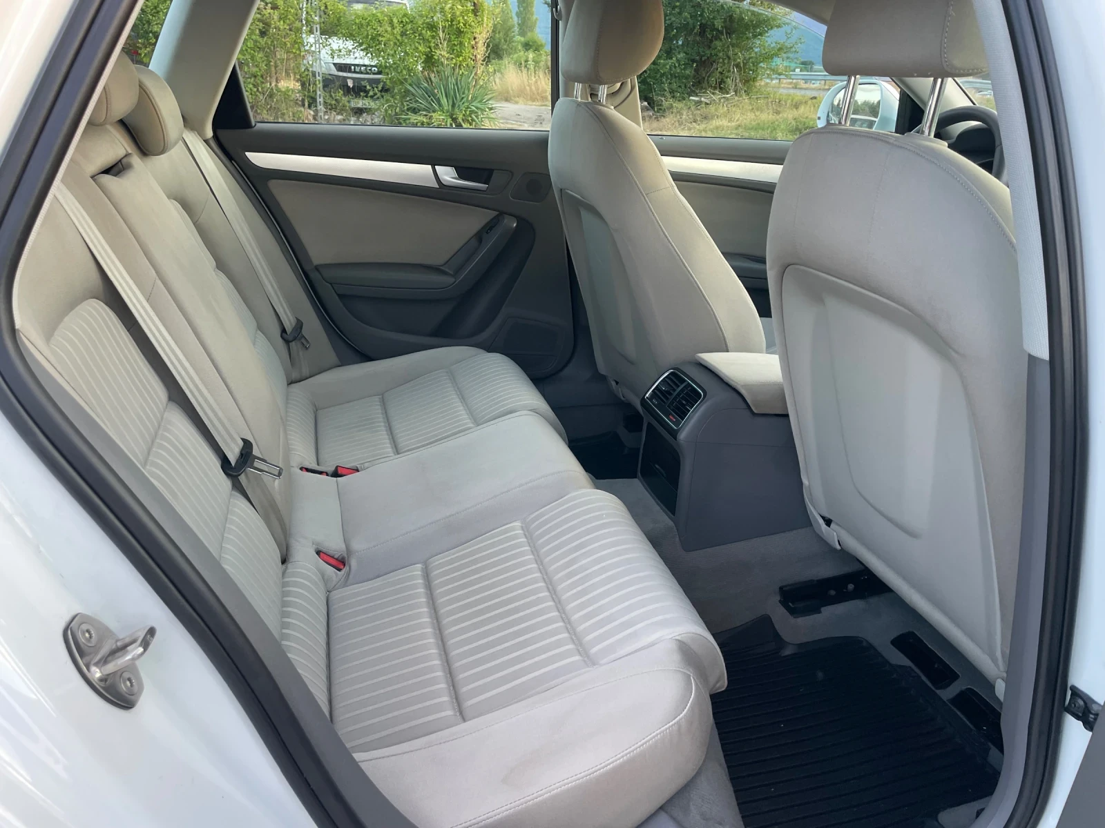 Audi A4 2.0TDI-143-LED-NAVI-KAMERA-ITALIA - изображение 6