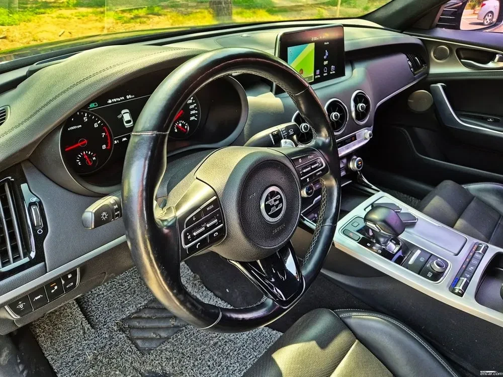 Kia Stinger 2.0 GDI камери 360, Обдухване, DisiTronic, HeadUp, снимка 11 - Автомобили и джипове - 54897738