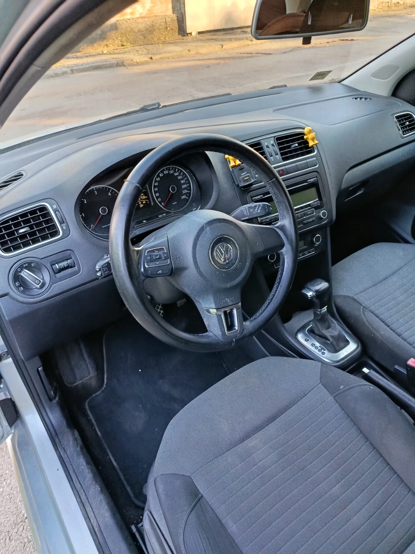 VW Polo 1.6тди 90кс, снимка 10 - Автомобили и джипове - 55193202
