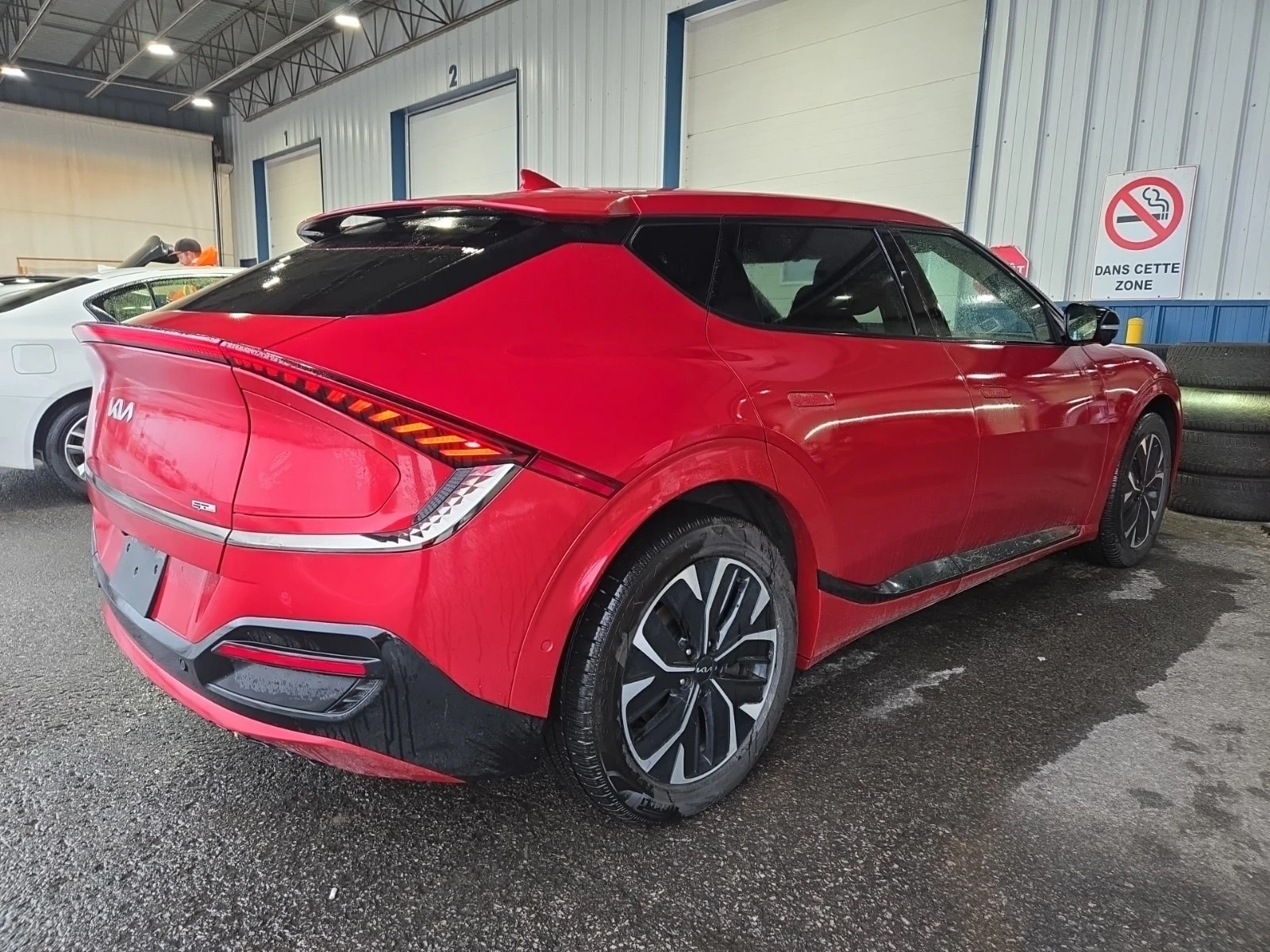 Kia EV6 LONG RANGE W/GT LINE PKG 1/CARFAX/КОЖА/ФИНАНСИРАНЕ, снимка 3 - Автомобили и джипове - 55990421