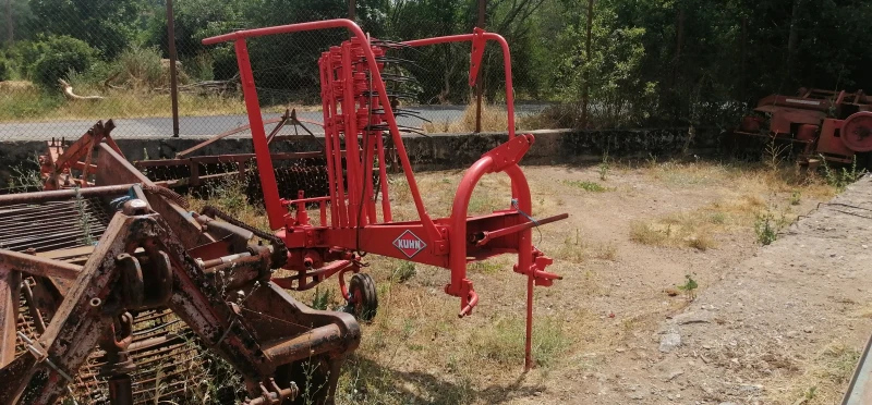 Сенообръщачка KUHN, снимка 4 - Селскостопанска техника - 51646925