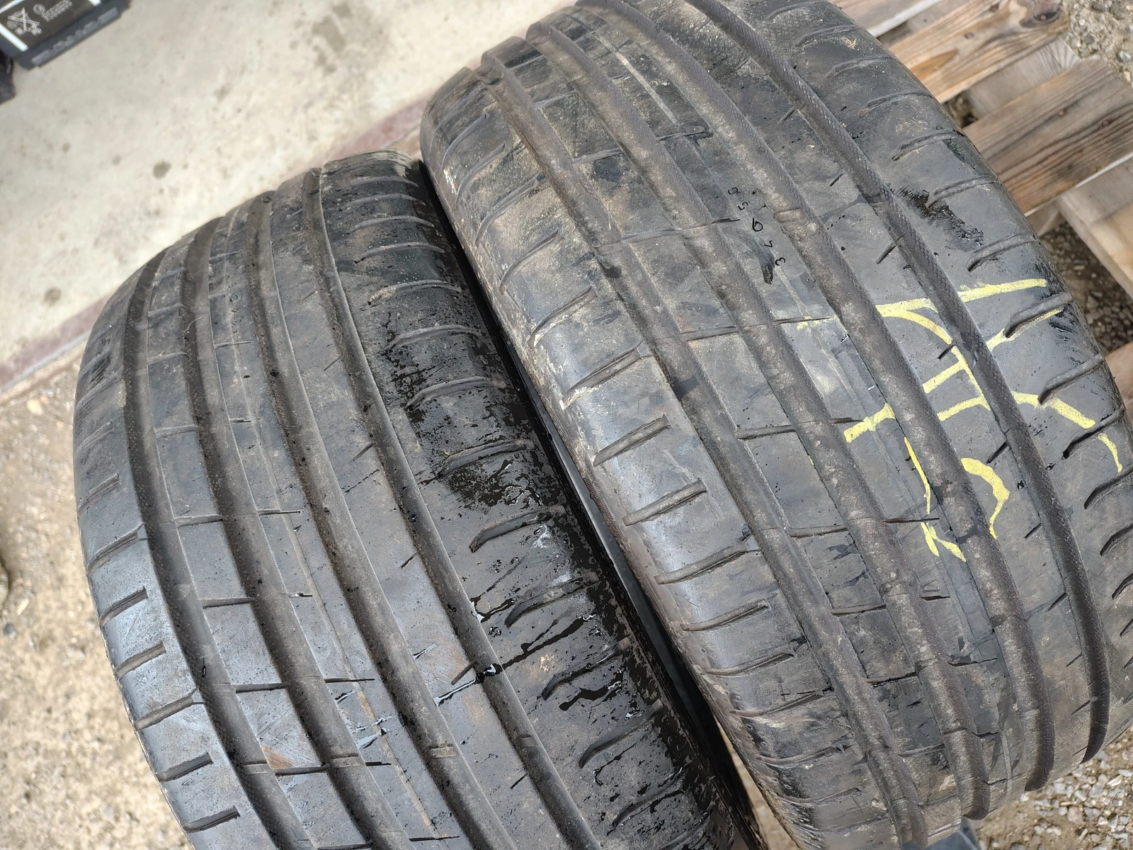 Гуми Летни 225/40R19, снимка 2 - Гуми и джанти - 55841270