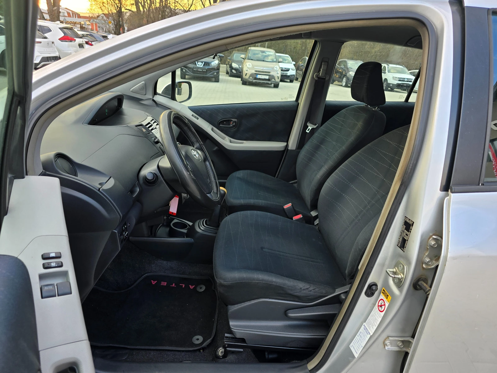 Toyota Yaris 1.0 Бензин, 70к.с., 12.2007г., снимка 7 - Автомобили и джипове - 53901492