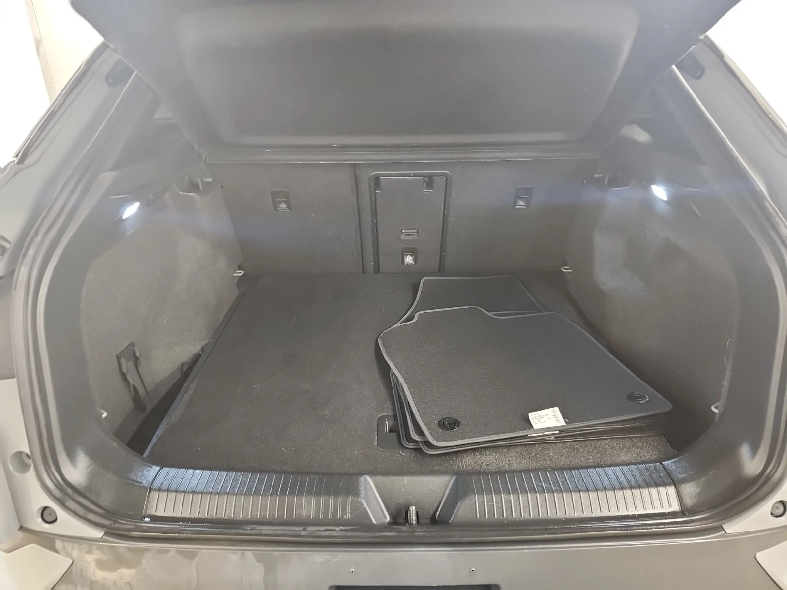 VW ID.4 PRO* 4х4* Задна камера* Подгрев* Панорама , снимка 14 - Автомобили и джипове - 54204107