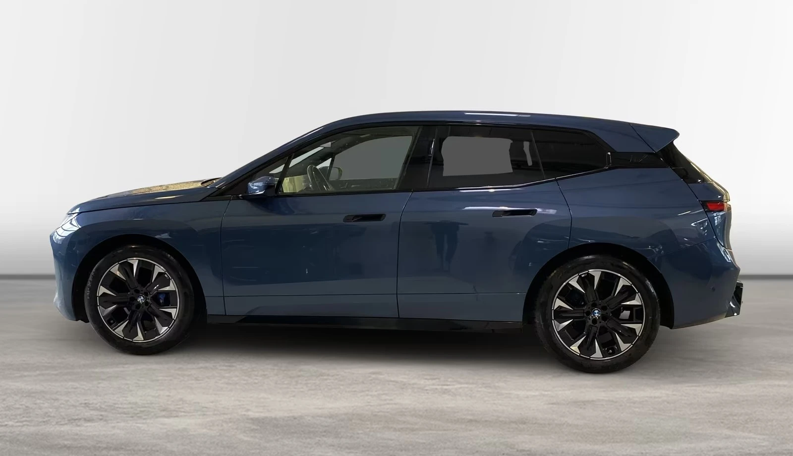 BMW iX xDrive60 / FACELIFT / M-SPORT / SKY LOUNGE / H&K /, снимка 4 - Автомобили и джипове - 55553693