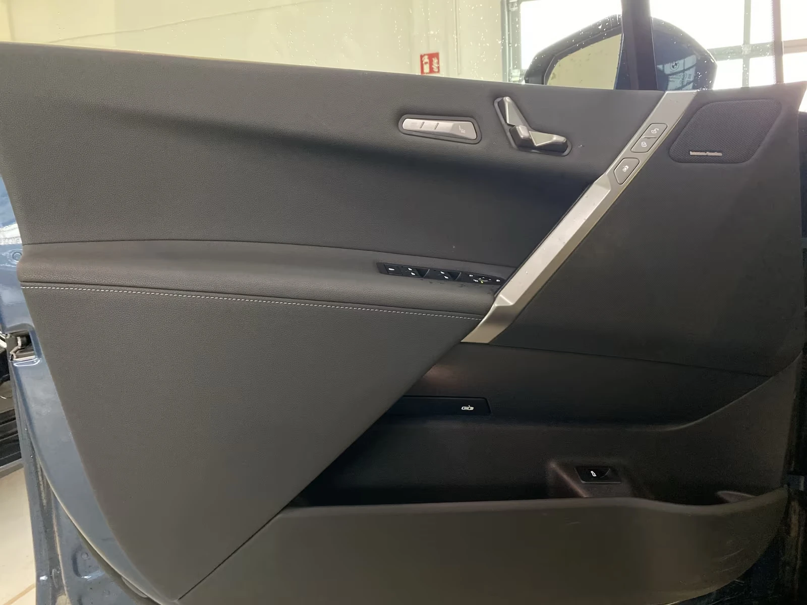BMW iX xDrive60 / FACELIFT / M-SPORT / SKY LOUNGE / H&K /, снимка 9 - Автомобили и джипове - 55553693