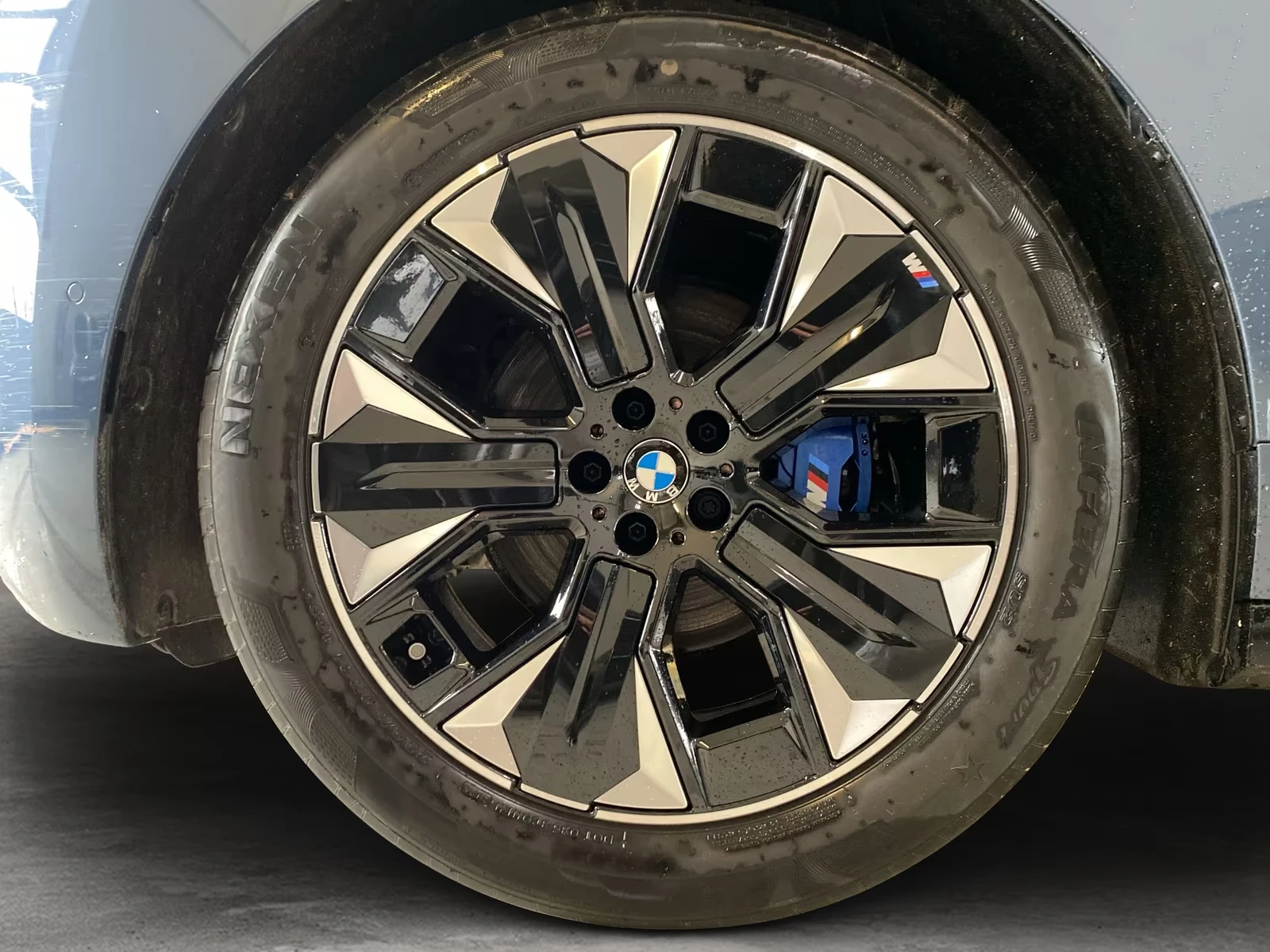 BMW iX xDrive60 / FACELIFT / M-SPORT / SKY LOUNGE / H&K /, снимка 8 - Автомобили и джипове - 55553693
