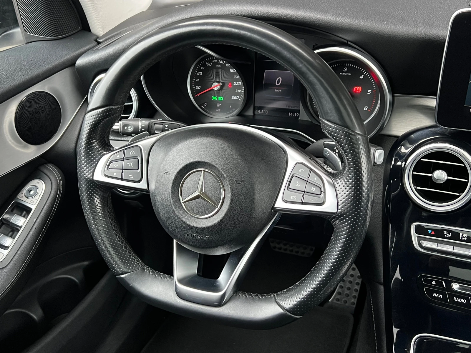 Mercedes-Benz GLC 250 d, 9G, 4-MAT, AMG LINE, NIGHT PACK, PANO, DISTR, C, снимка 11 - Автомобили и джипове - 54712610