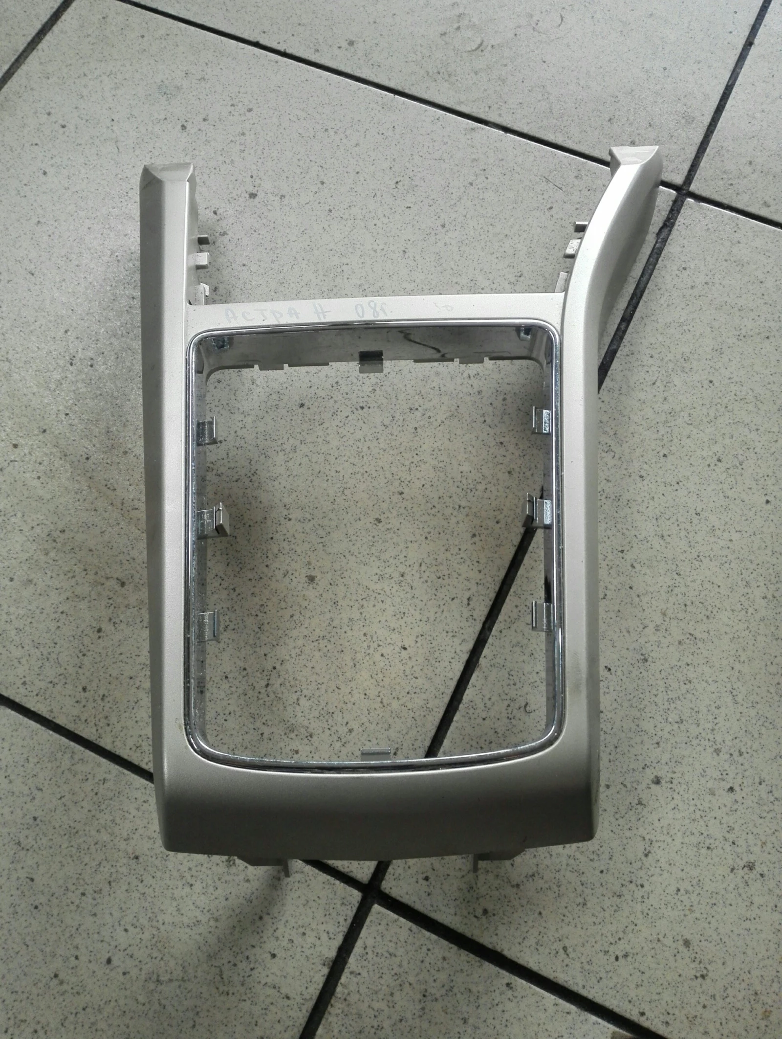 пластмаса около ръчна спирачка Опел Астра Н