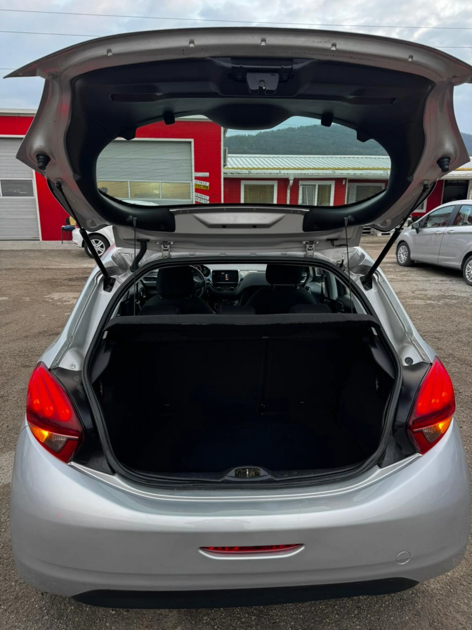 Peugeot 208 1.6 HDI, ЕВРО 6, АВТОПИЛОТ, FACELIFT, 119000km - изображение 4