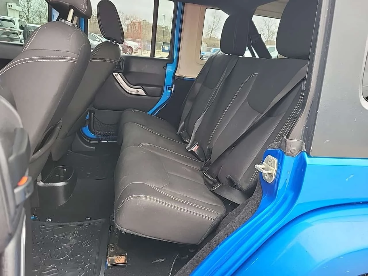 Jeep Wrangler * 4wd 4dr Sahara * CARFAX * БЕЗ ПЪРВОНАЧАЛНА ВНОСК, снимка 13 - Автомобили и джипове - 54450963