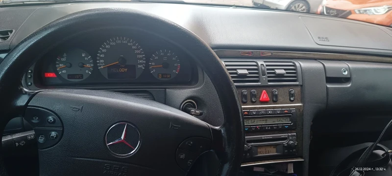 Mercedes-Benz E 320 Авангард, снимка 6 - Автомобили и джипове - 48446936