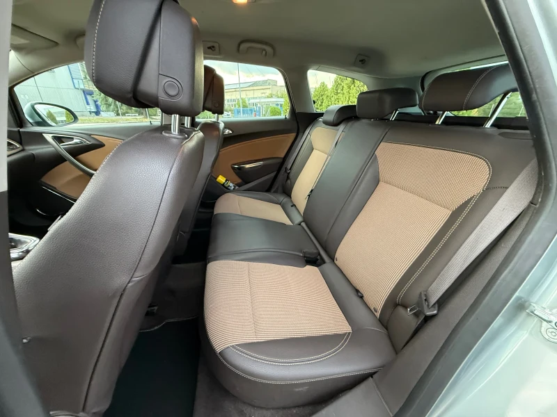 Opel Astra J Sport tourer , снимка 8 - Автомобили и джипове - 51848031