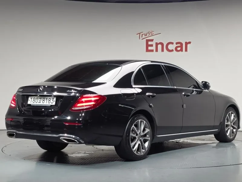 Mercedes-Benz E 300 4MATIC AVANTGARDE