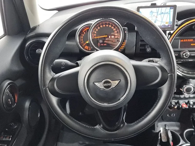 Mini Cooper 5-Door Basic Model 3Rd Generation, снимка 14 - Автомобили и джипове - 55948557