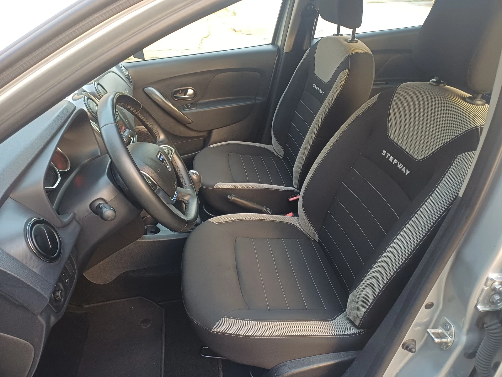 Dacia Sandero 1.5dci STEPWAY, снимка 12 - Автомобили и джипове - 54201174