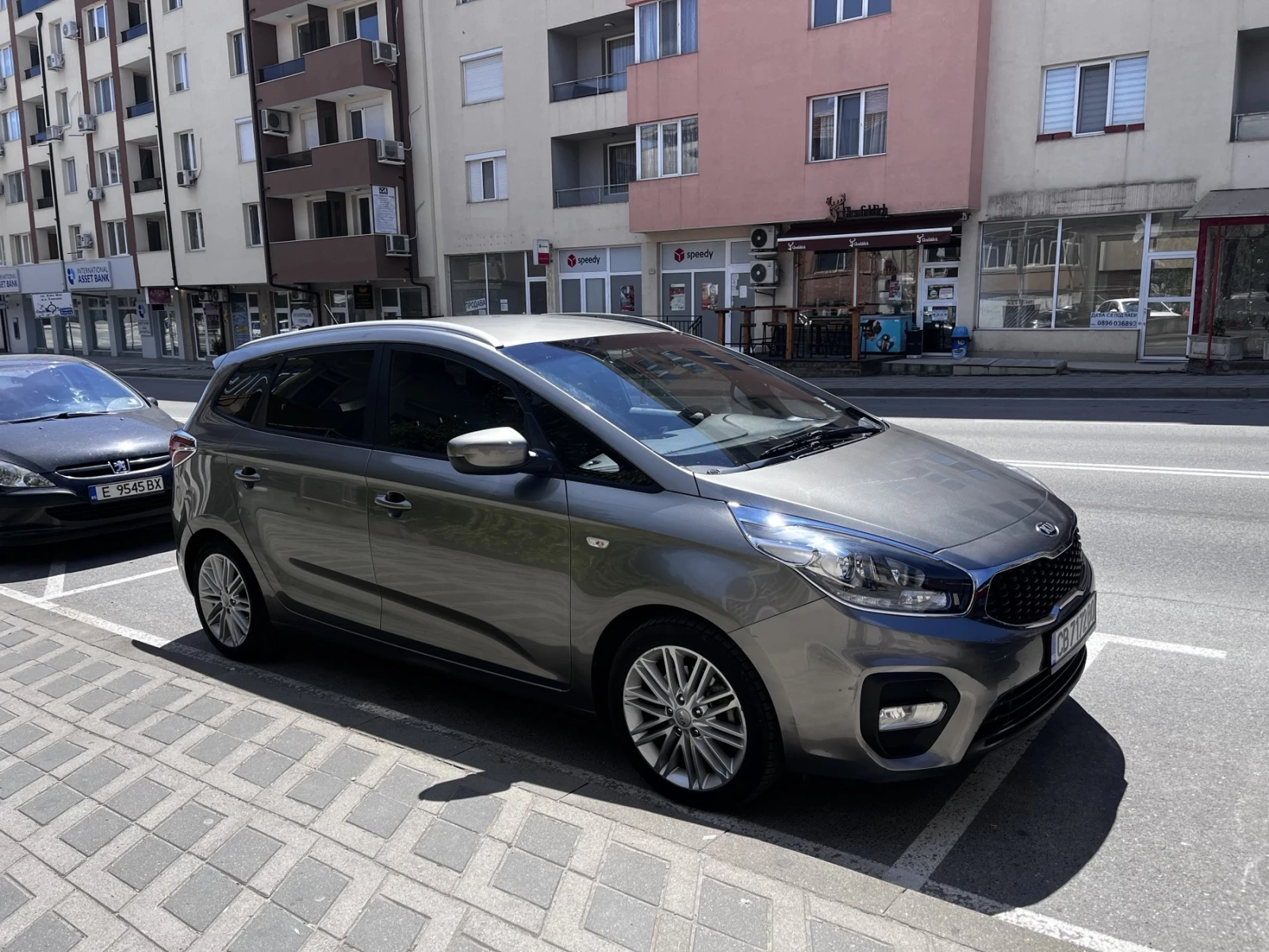 Kia Carens, снимка 2 - Автомобили и джипове - 54272057