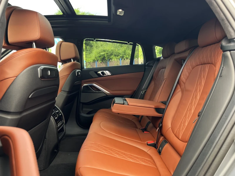 BMW X6 M60i/FACELIFT/CARBON/EXCLUSIV/H&K/PANO/HEAD UP/360, снимка 15 - Автомобили и джипове - 50607083