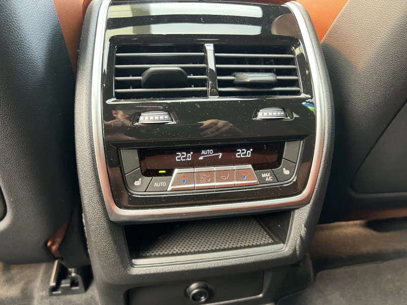 BMW X6 M60i/FACELIFT/CARBON/EXCLUSIV/H&K/PANO/HEAD UP/360, снимка 16 - Автомобили и джипове - 50607083