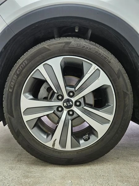 Kia Sorento Diesel 2.2 4WD| 200к.с.| ВКЛ.ТЕХНОТЕСТ, снимка 5 - Автомобили и джипове - 55664430