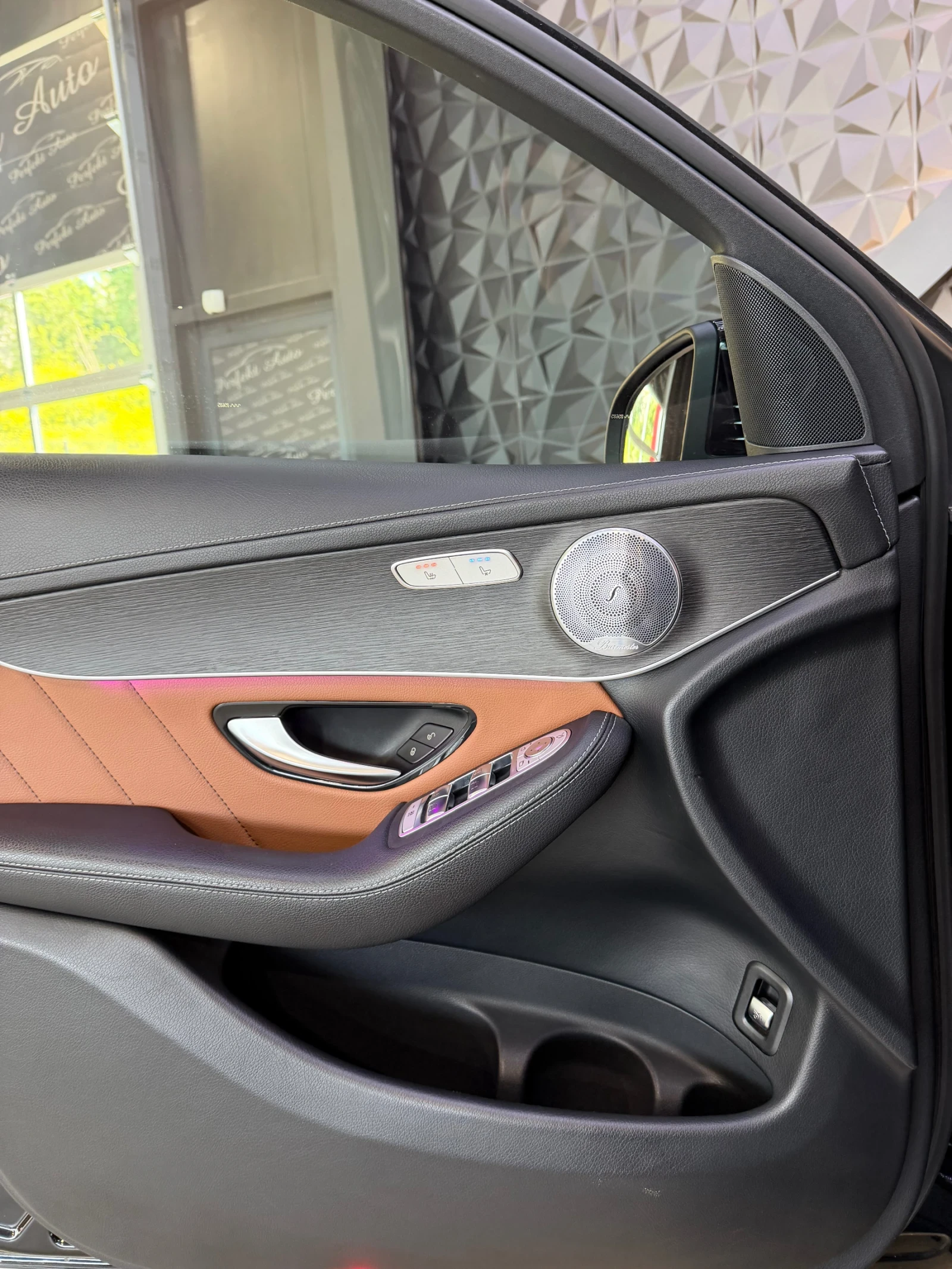 Mercedes-Benz GLC 300 d COUPE 4  MATIC * BURMESTER * AMG * 360 Камера * , снимка 11 - Автомобили и джипове - 54831097