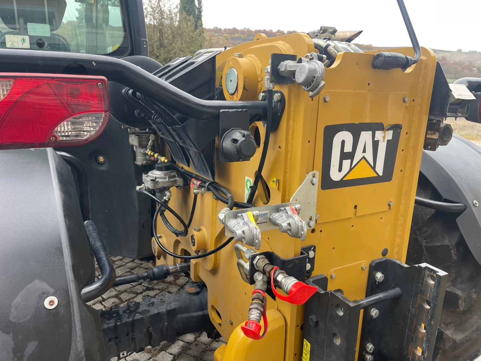 Телескопичен товарач Caterpillar TH 408D ЛИЗИНГ - изображение 8