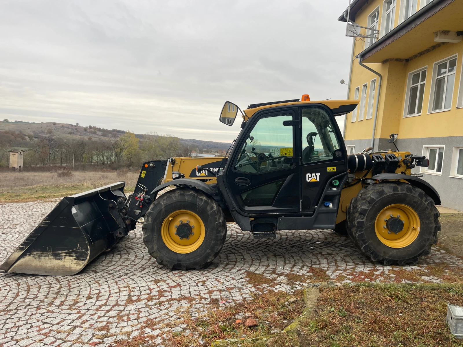 Телескопичен товарач Caterpillar TH 408D ЛИЗИНГ - изображение 4