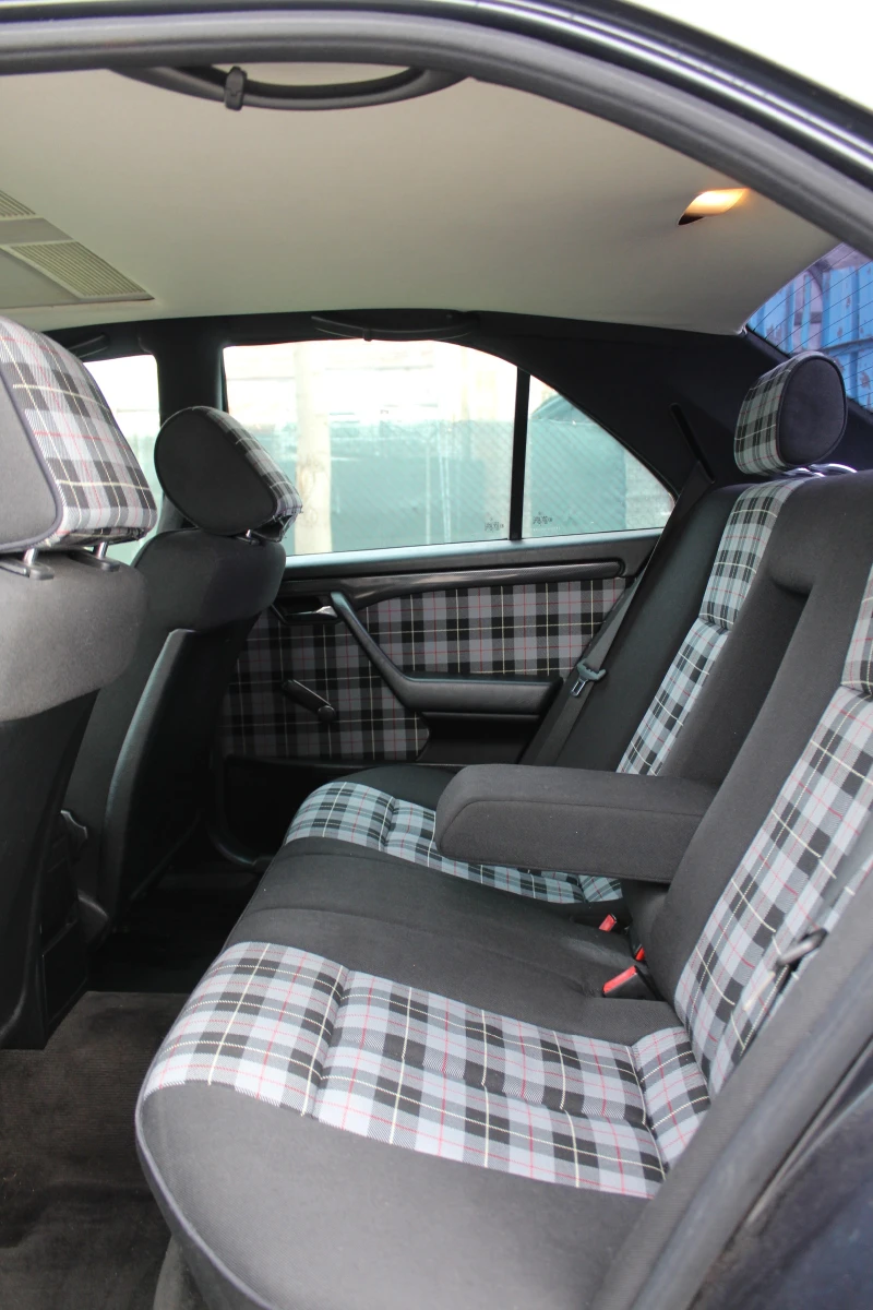 Mercedes-Benz C 180, снимка 8 - Автомобили и джипове - 52789720