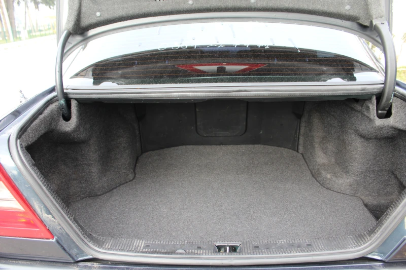 Mercedes-Benz C 180, снимка 11 - Автомобили и джипове - 52789720