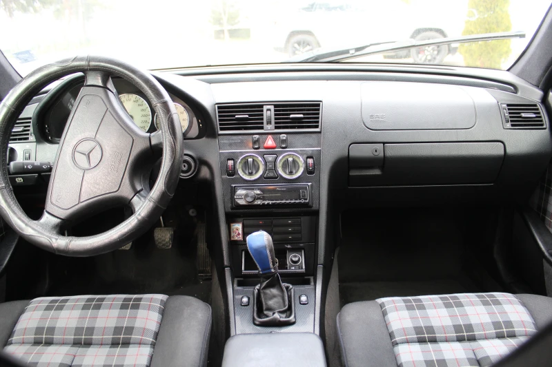 Mercedes-Benz C 180, снимка 9 - Автомобили и джипове - 52789720