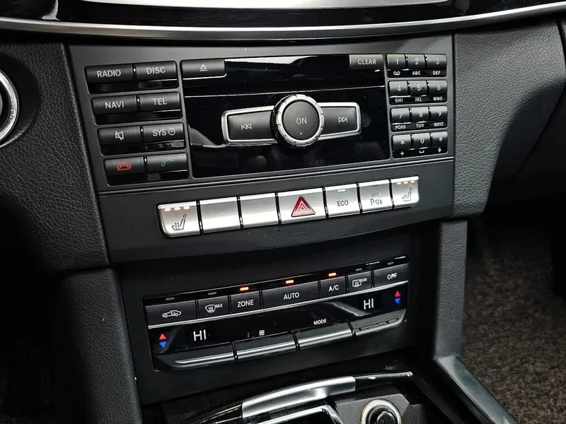 Mercedes-Benz E 200, снимка 17 - Автомобили и джипове - 52847118