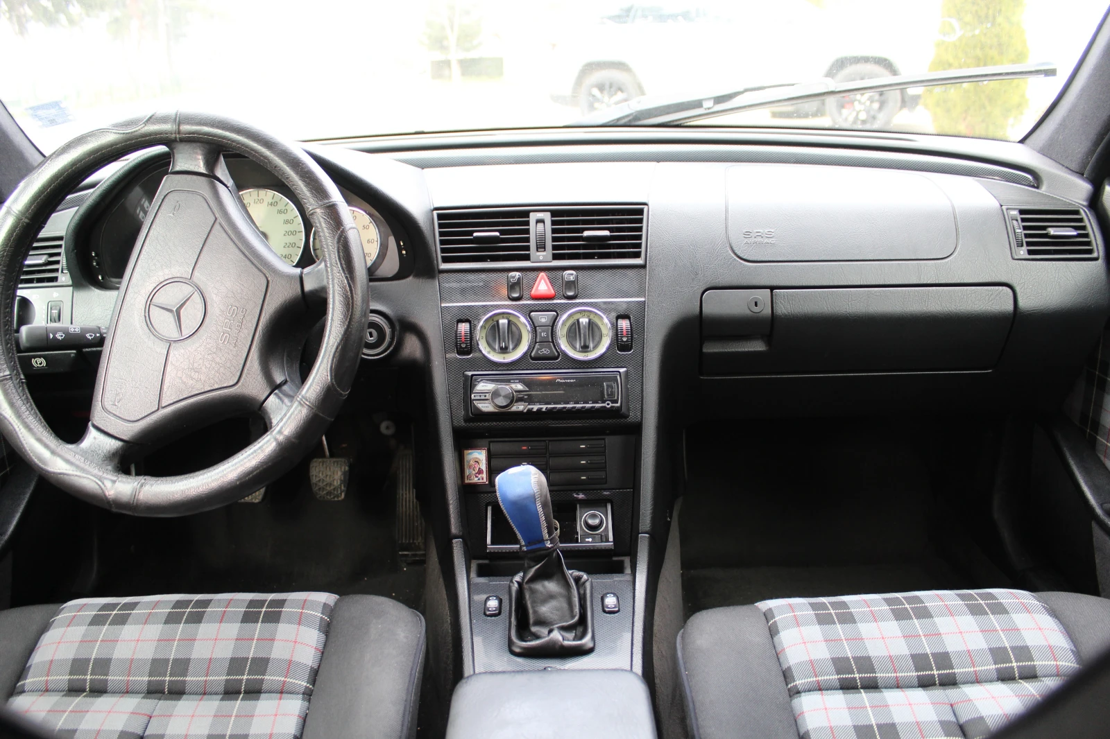 Mercedes-Benz C 180  - изображение 9