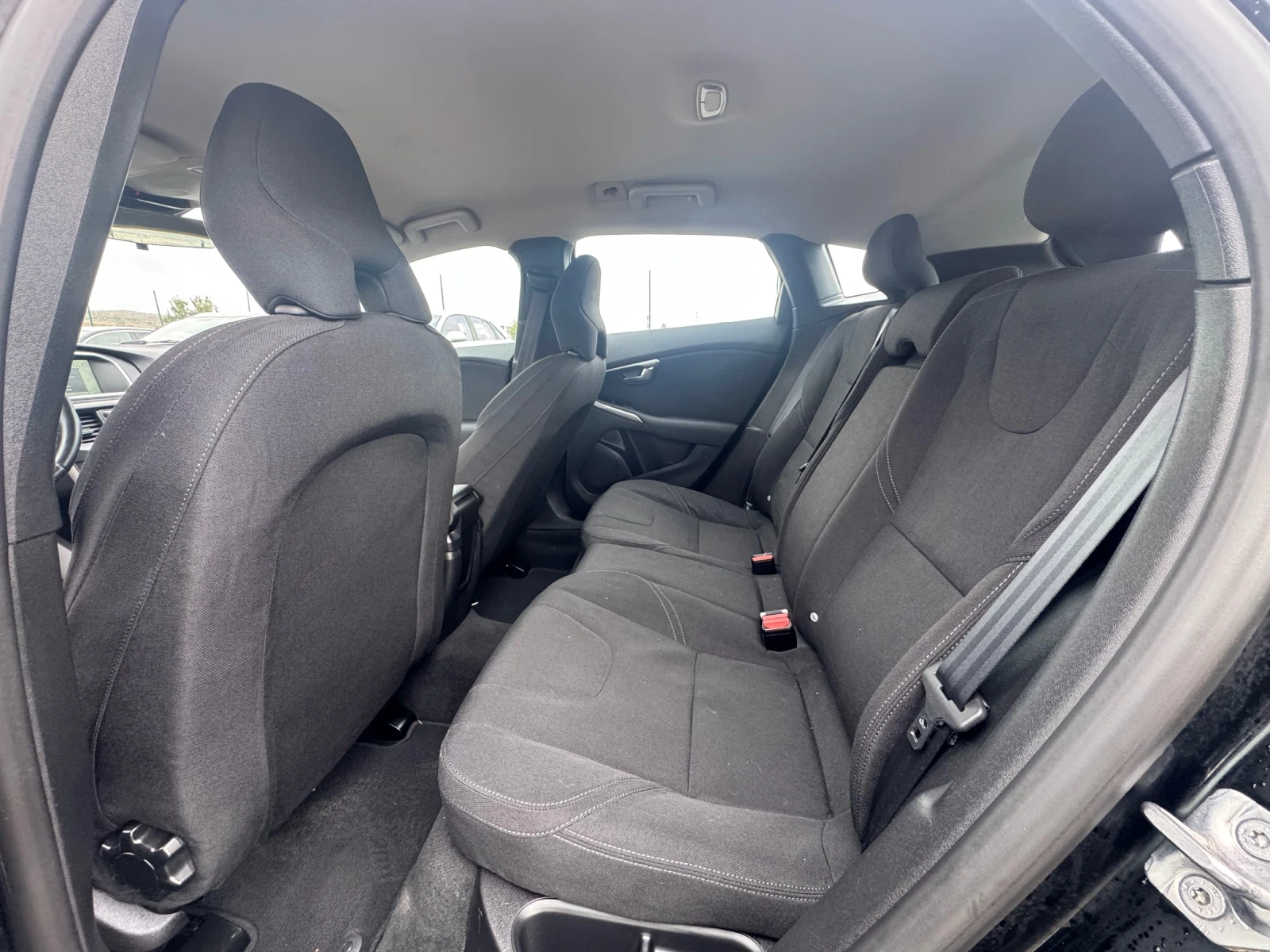 Volvo V40 2.0D , снимка 10 - Автомобили и джипове - 56460470