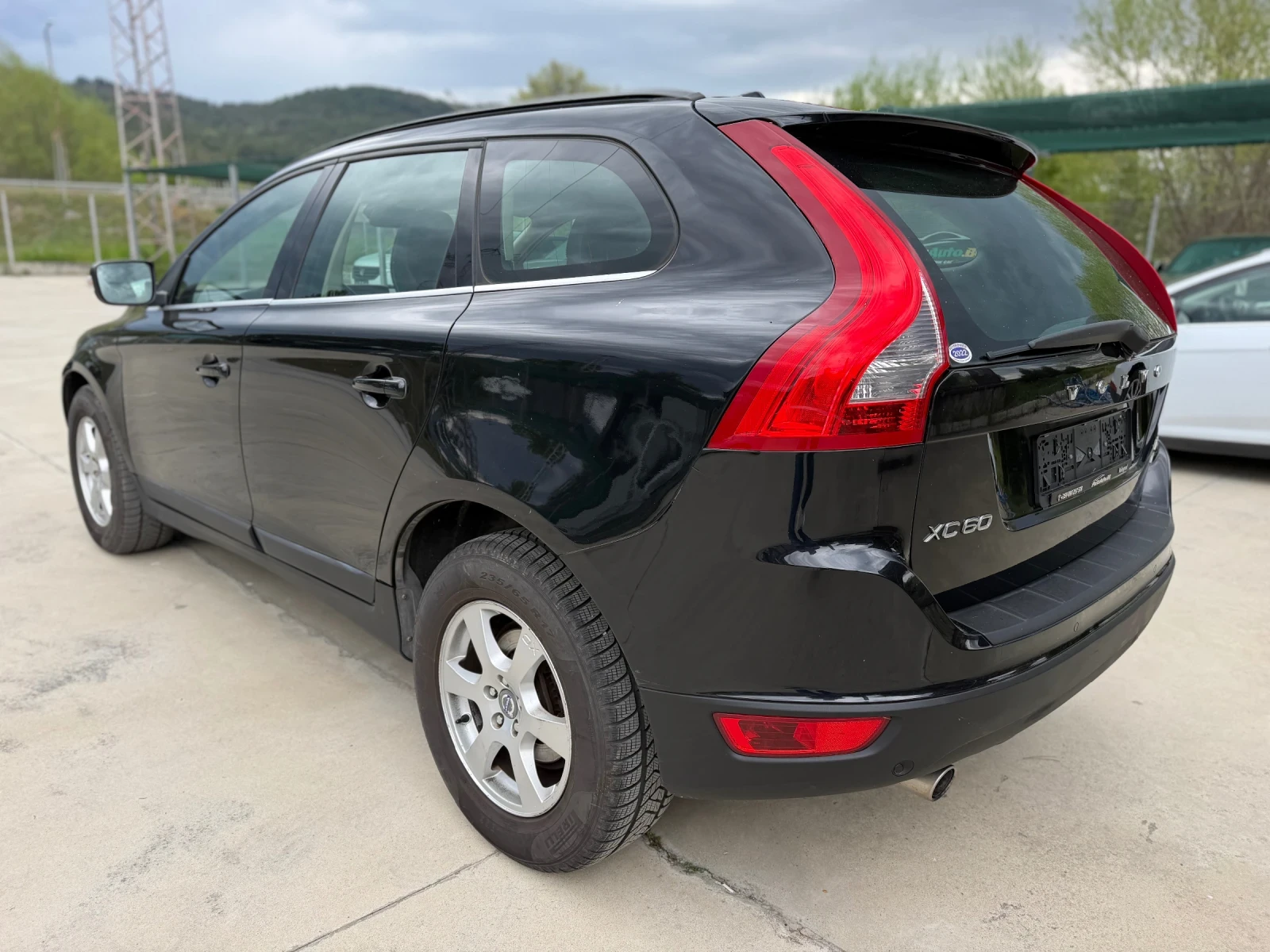 Volvo XC60 D5-AWD/4x4/Navi/Koja/Podgrev/ServizniDok., снимка 8 - Автомобили и джипове - 54453791