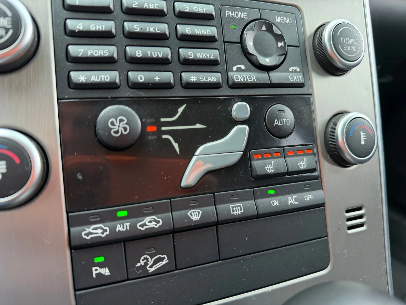 Volvo XC60 D5-AWD/4x4/Navi/Koja/Podgrev/ServizniDok., снимка 13 - Автомобили и джипове - 54453791