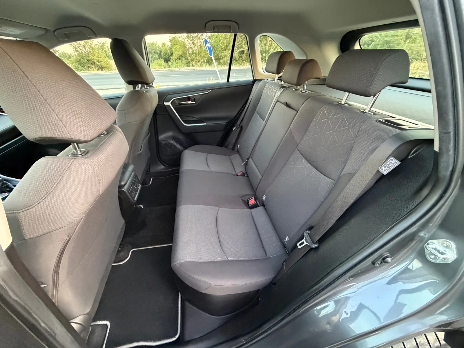 Toyota Rav4 2.5 HYBRID / 4X4 / 86 000 км / YOUTUBE / WAZE , снимка 12 - Автомобили и джипове - 55954916