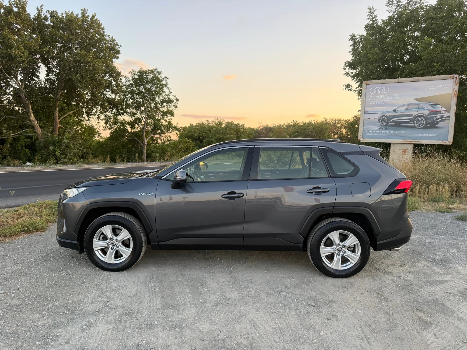 Toyota Rav4 2.5 HYBRID / 4X4 / 86 000 км / YOUTUBE / WAZE , снимка 8 - Автомобили и джипове - 55954916
