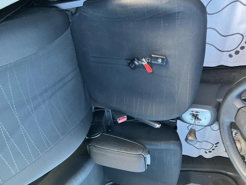 Toyota Yaris 1.4 D4D Avtomat , снимка 10 - Автомобили и джипове - 50773292