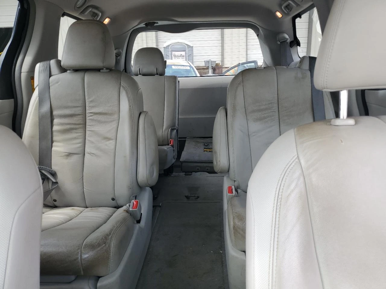 Toyota Sienna XLE 3.5L 4X4 - изображение 10